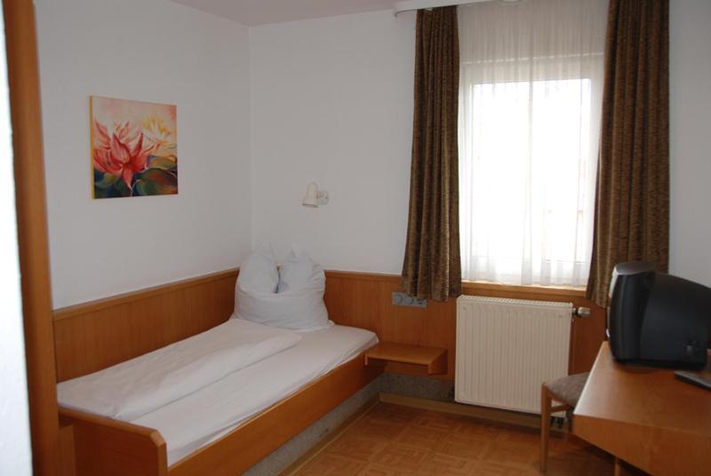 Hotel-Restaurant Zum Goldenen Hahnen Markgröningen Rom bilde