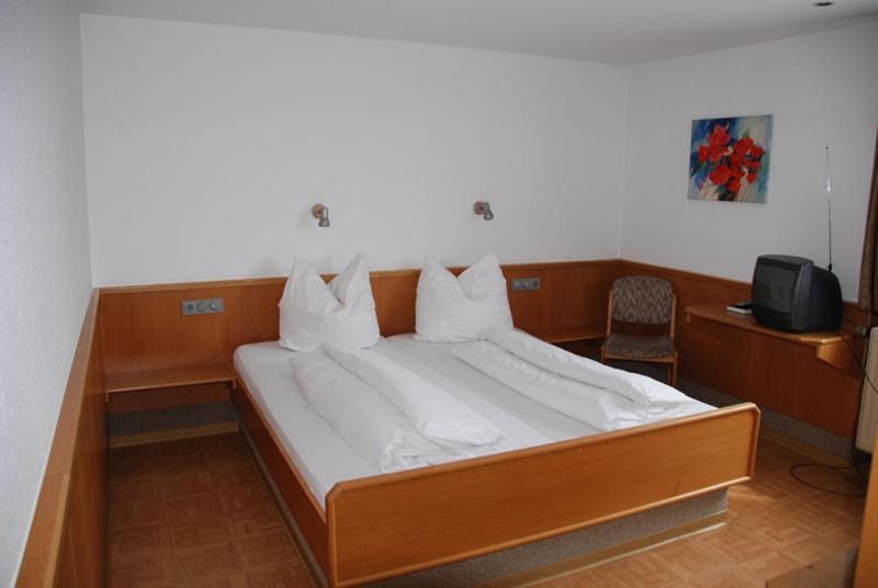 Hotel-Restaurant Zum Goldenen Hahnen Markgröningen Rom bilde
